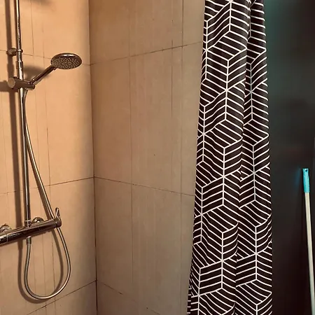 Гостевой дом Independant Et Calme Avec Jacuzzi A Лилль