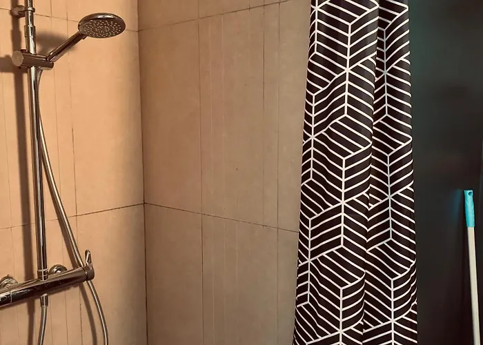 Гостевой дом Independant Et Calme Avec Jacuzzi A Лилль